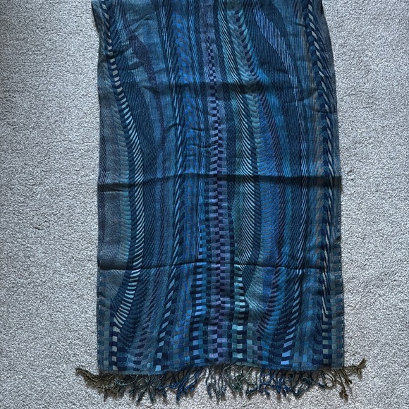 Blue Blanket Scarf - Picture 2 of 3